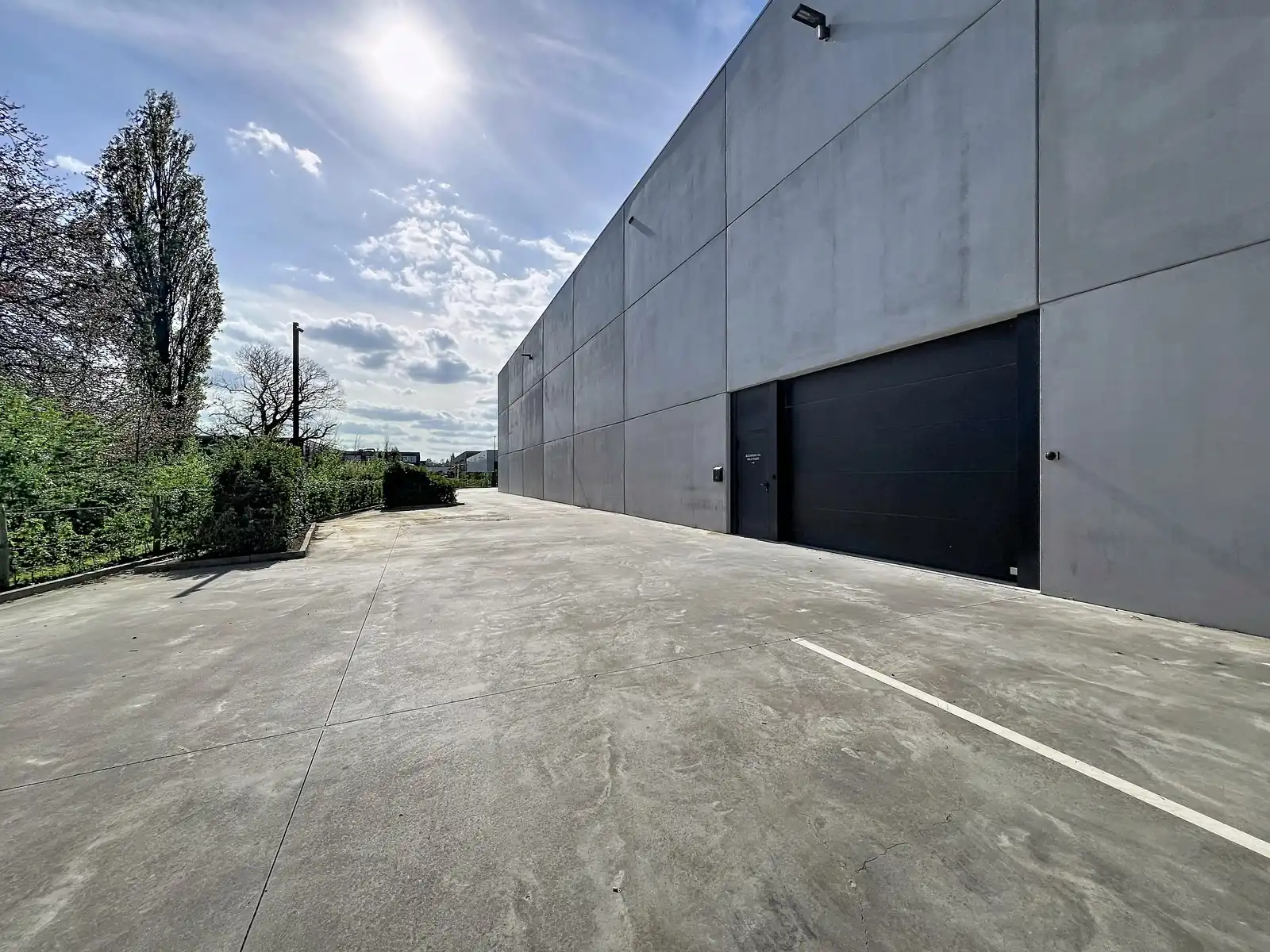 Share-deal: duurzaam, strak en ecologisch HIGH-END afgewerkt bedrijfsgebouw (°2020) met productiehal en kantoren op een perceel van 5.069m². foto 2