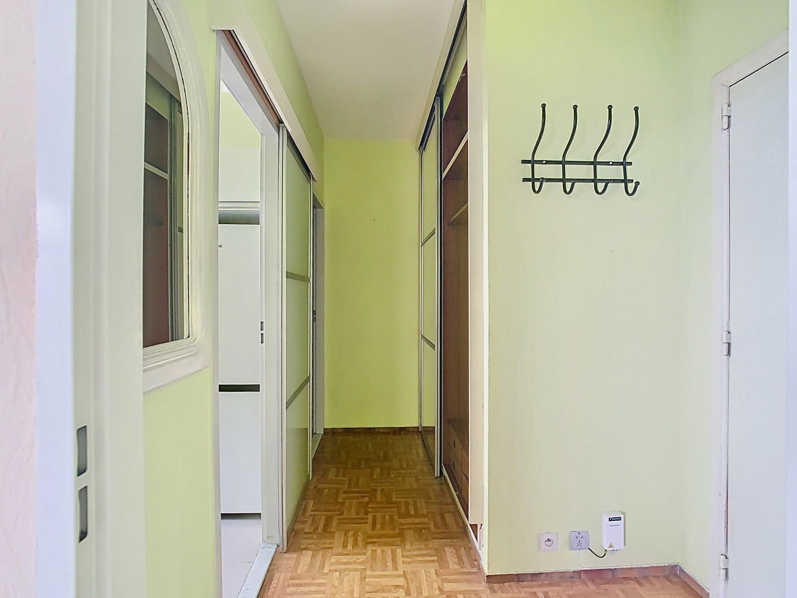 Instapklaar appartement met 1 SLPK én GROOT Terras! foto 4