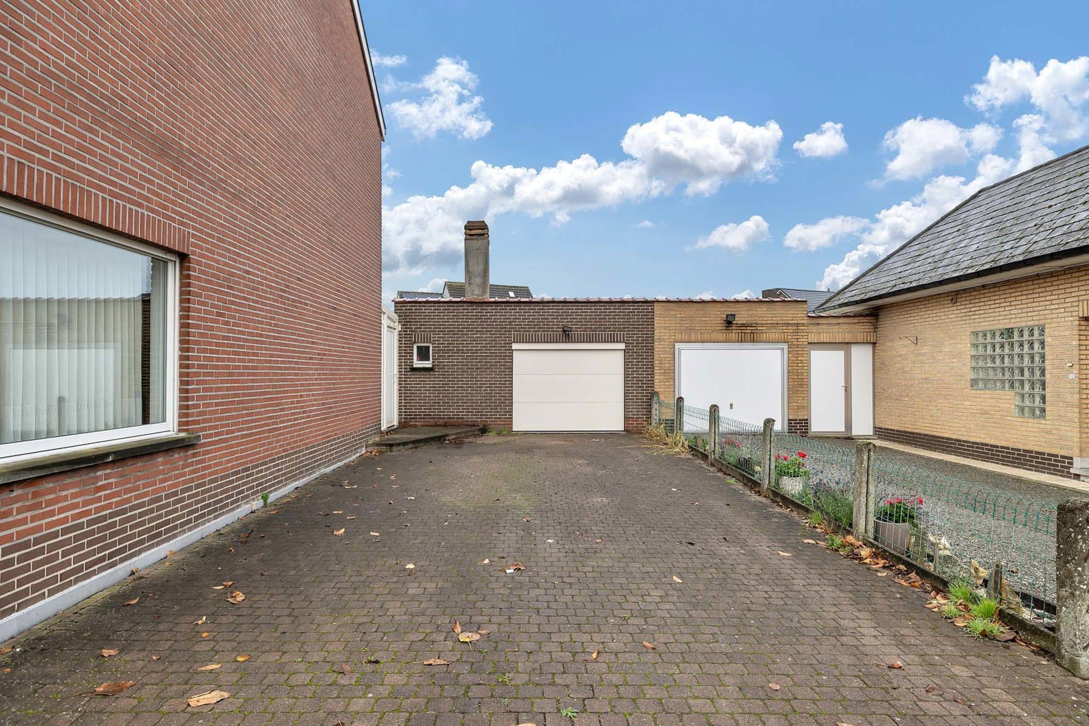 Halfopen bebouwing met garage te koop in Meerbeke! foto 18