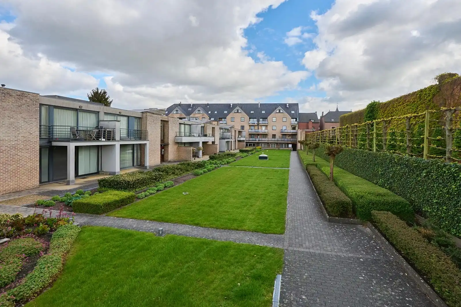 Ruim en energiezuinig appartement met twee terrassen en parking foto {{pictureIndex}}