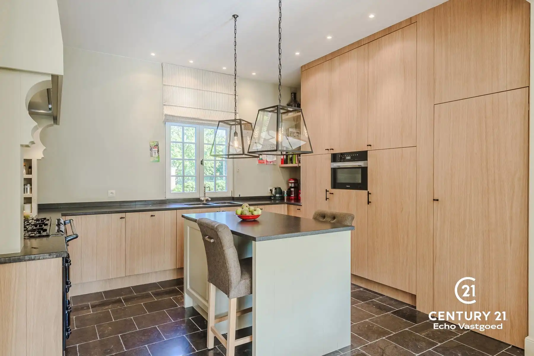 Statige, recente villa met parktuin en tijdloze klasse foto 15