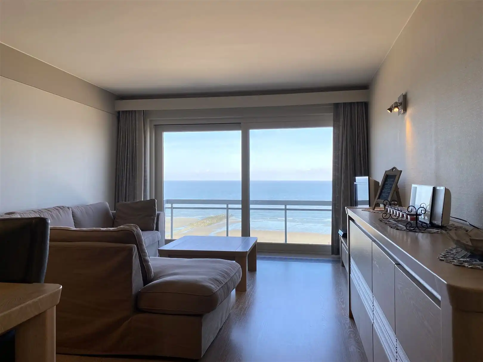Gemeubeld appartement met frontaal zeezicht foto {{pictureIndex}}