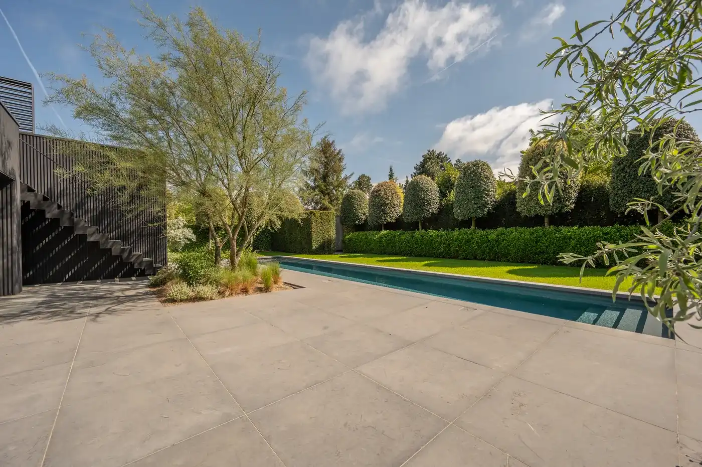 Luxueus gerenoveerde villa met zwembad op een toplocatie in een rustige residentiële wijk van het Zoute. foto 14
