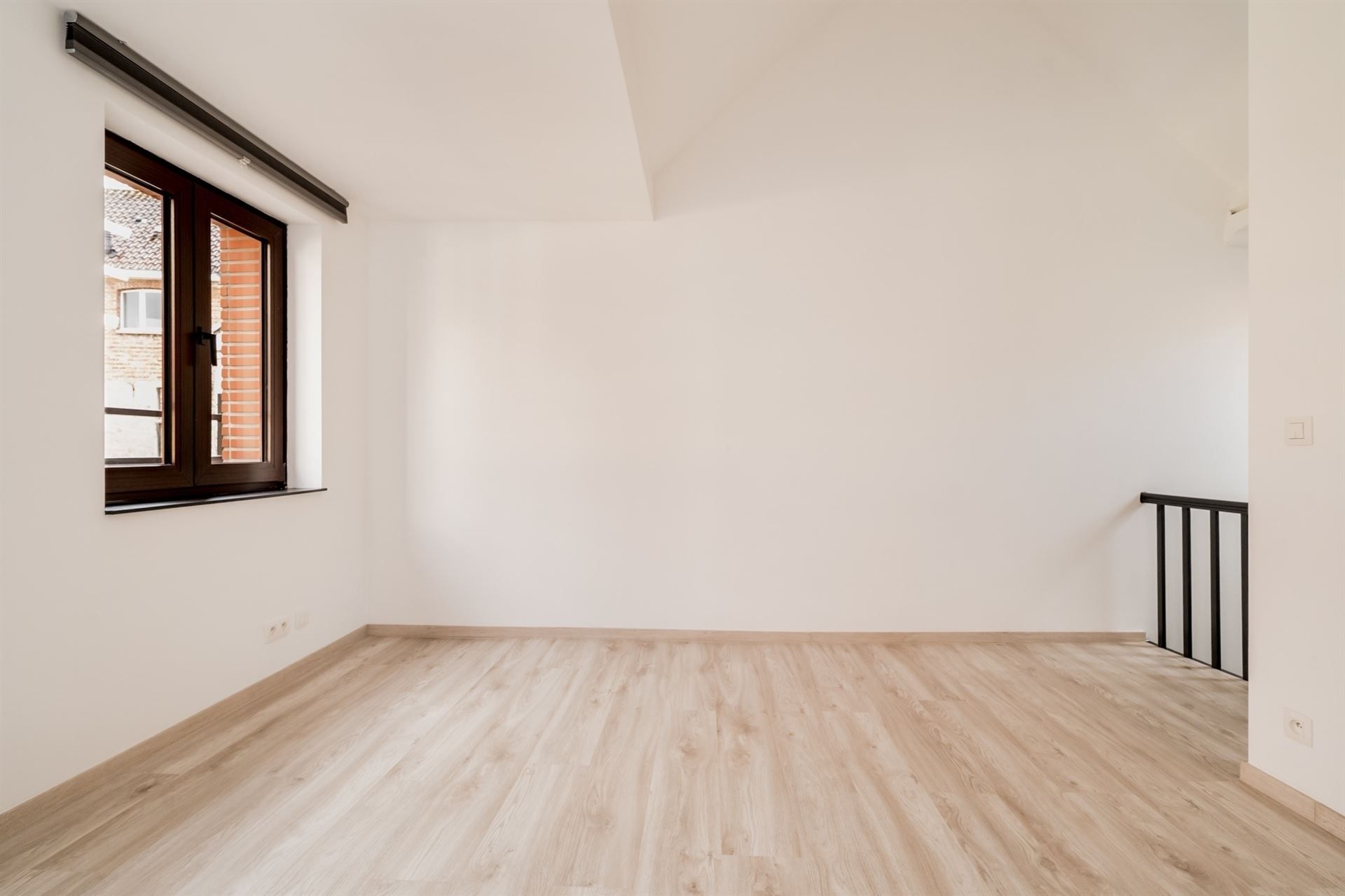 Ruime, volledig gerenoveerde woning met 3 slpk., 2 badk. & koer foto 16