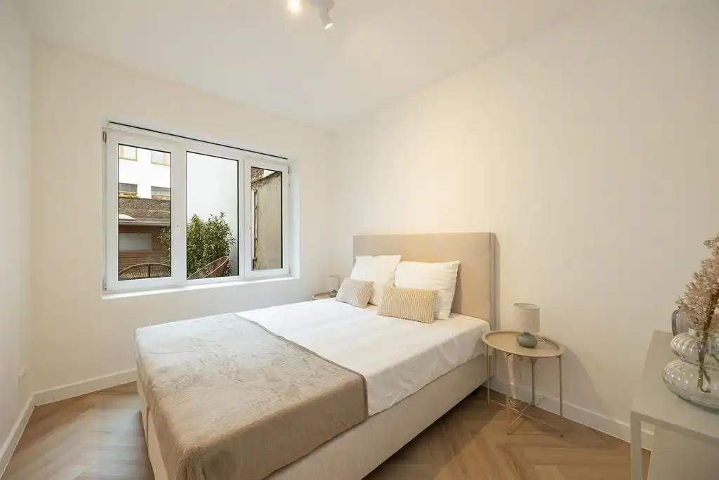 Gerenoveerd gelijkvloers appartement met grote tuin foto 10