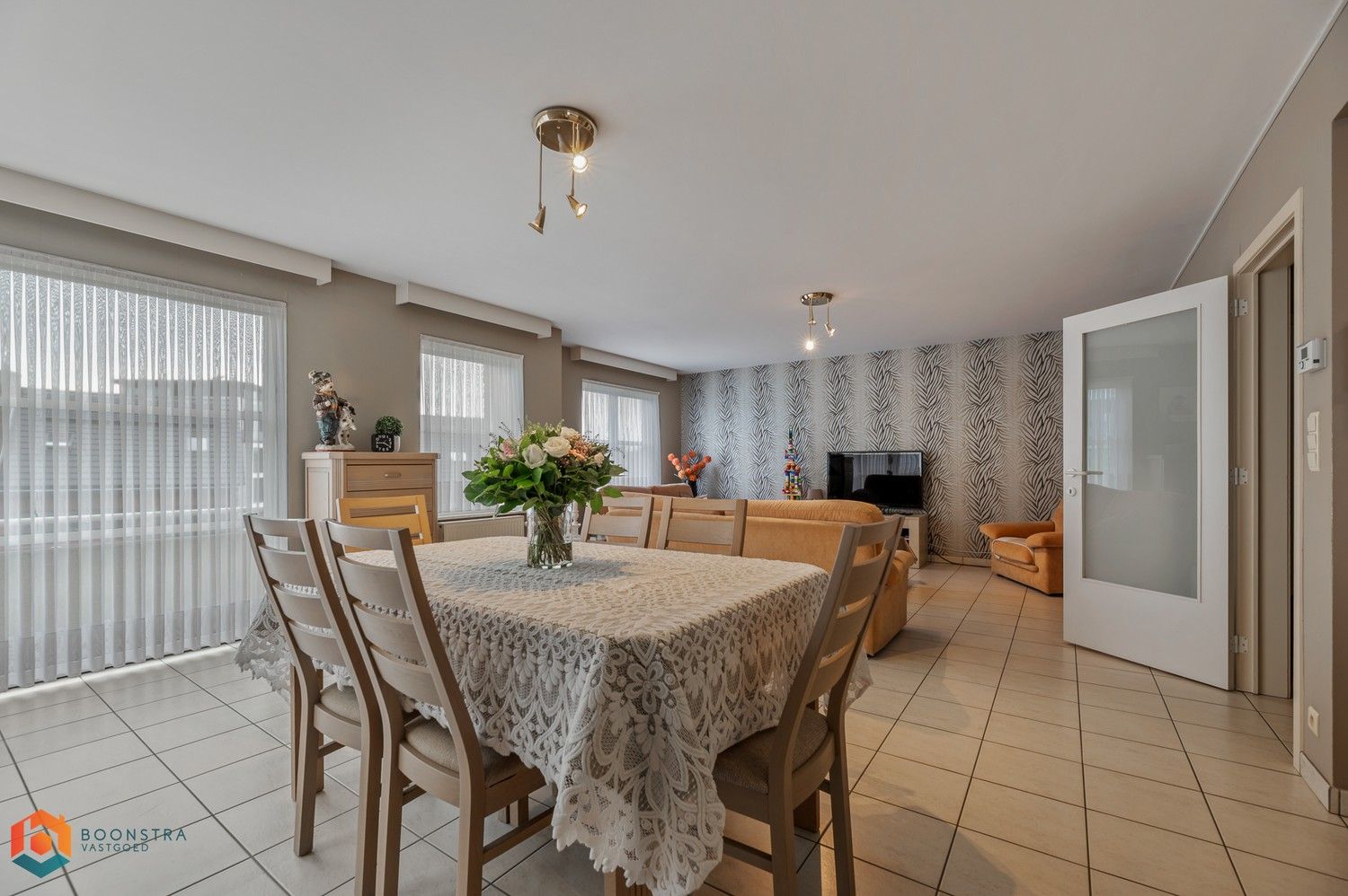 Ruim appartement (124m2) met 2 slpkrs, garage en terras foto 2