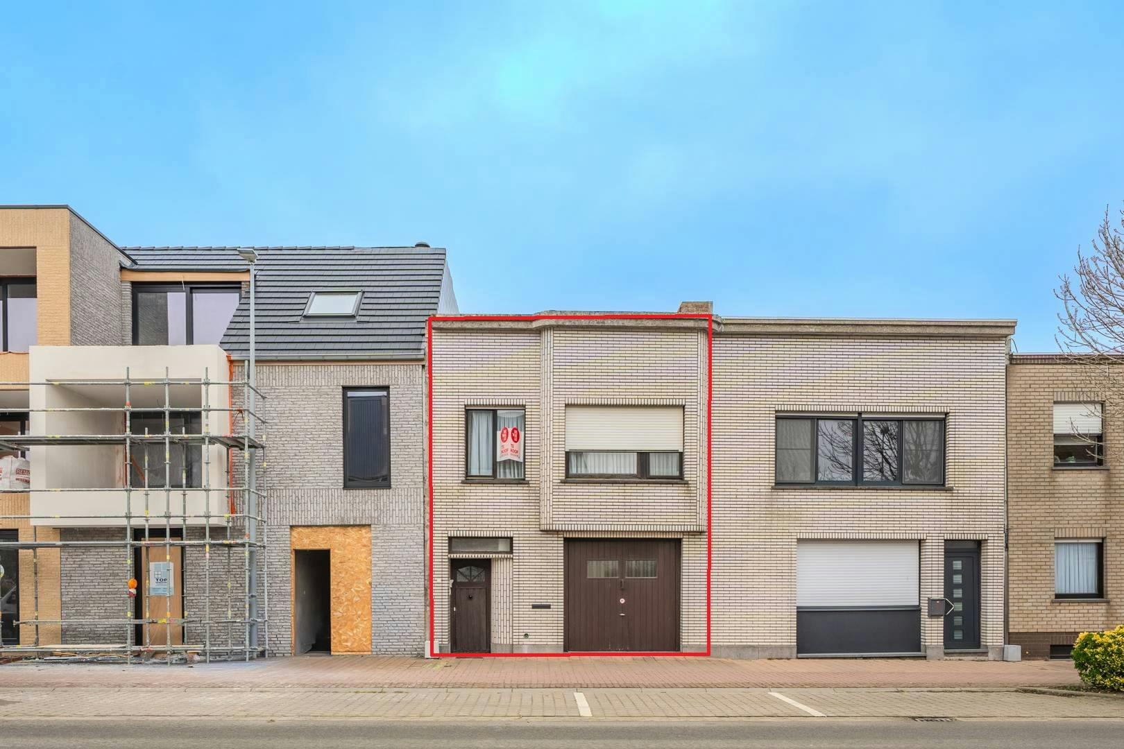Hoofdfoto van de publicatie: Te renoveren woning met 3 slaapkamers te koop!