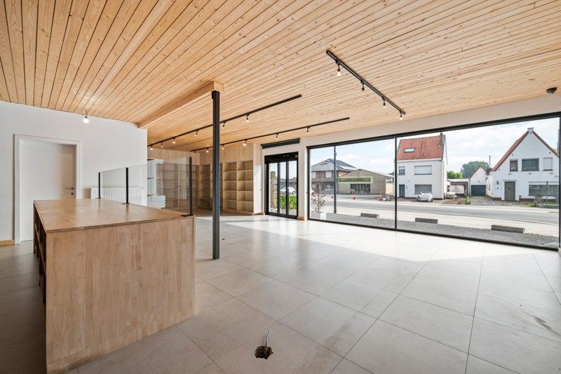 Ruime te renoveren bungalow met veel potentieel en inpandige garage foto 4