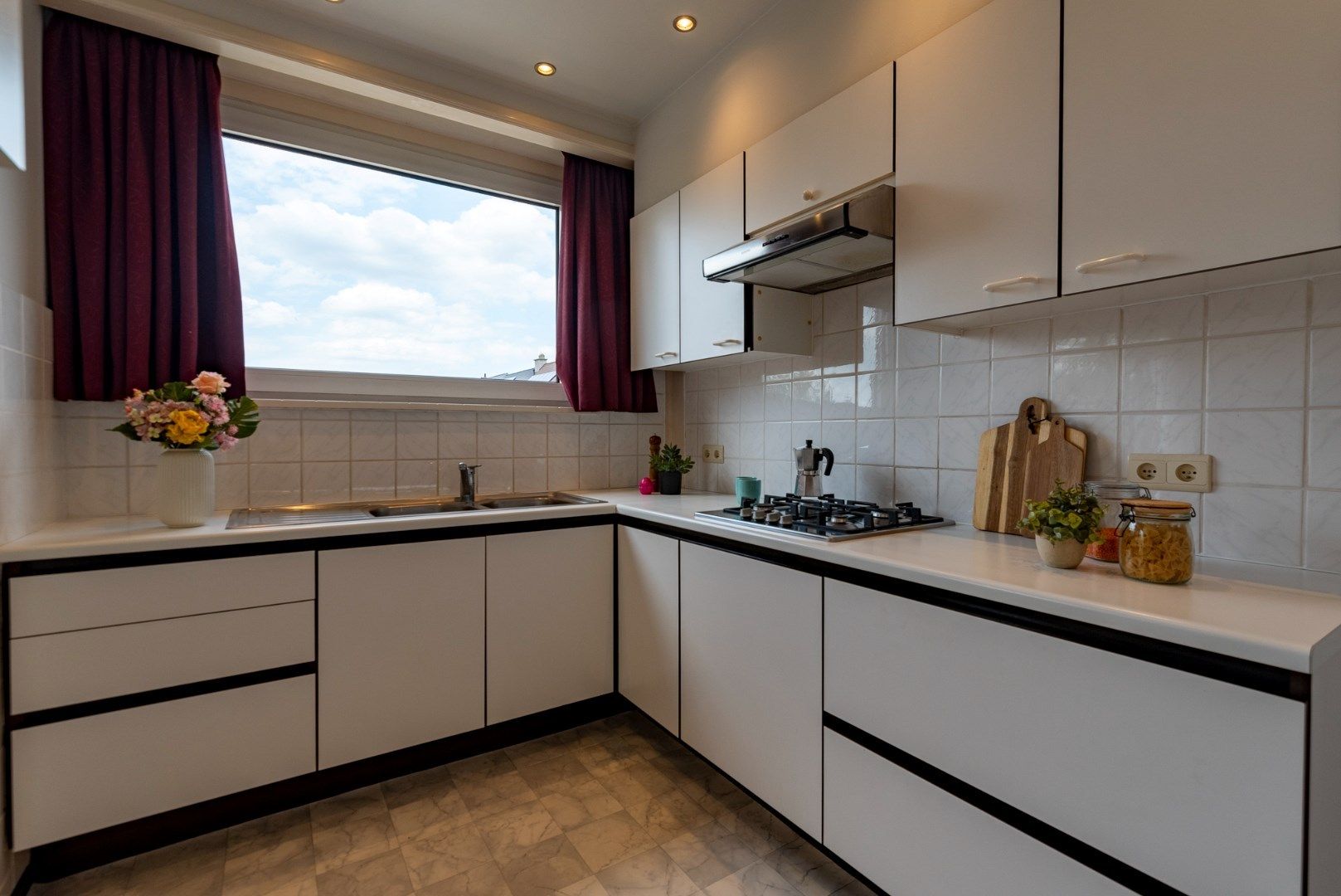 Ruim 2 slaapkamer appartement met garage in Boechout! foto 9