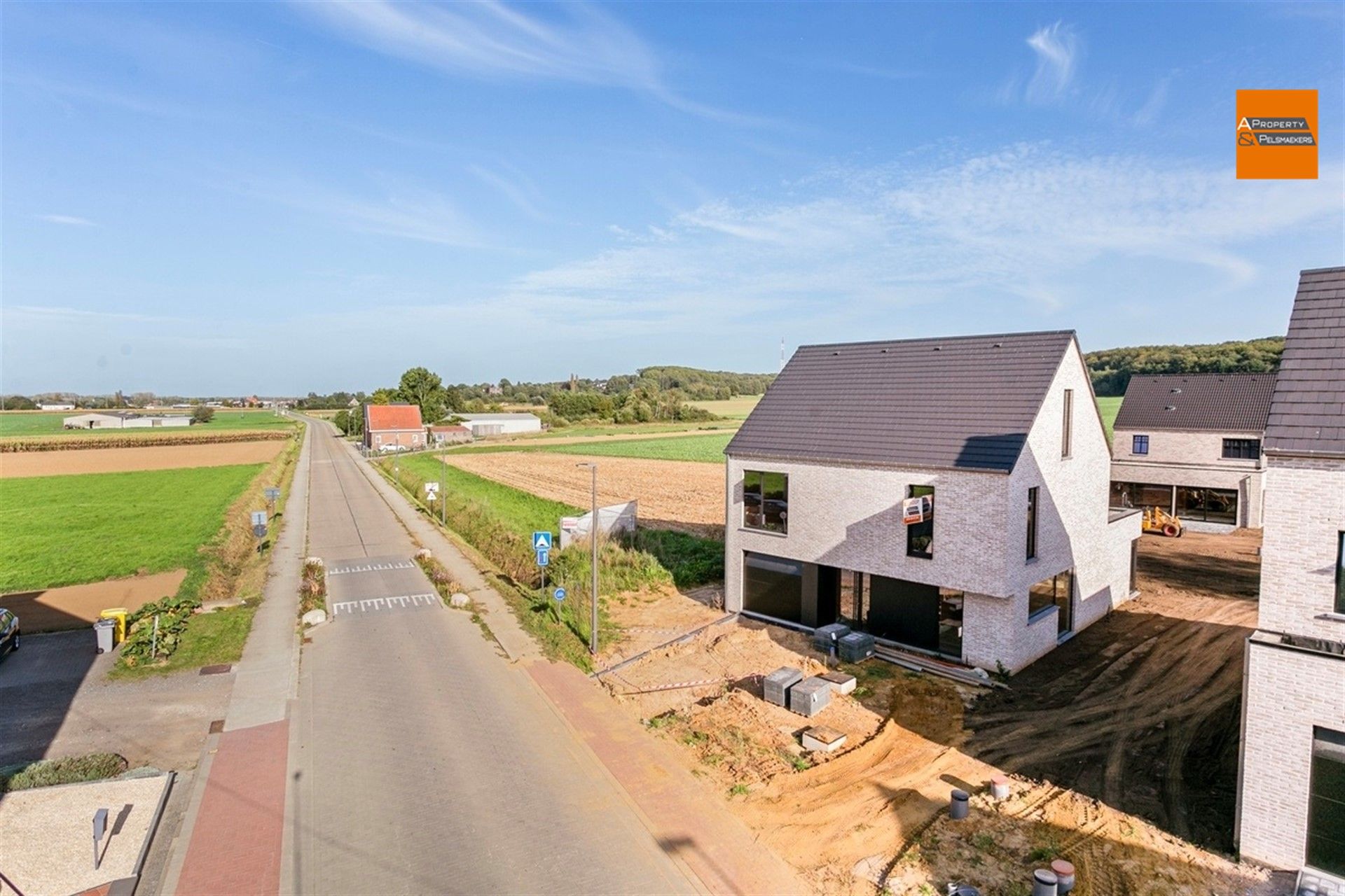 Nieuwbouwwoning met 4 slaapkamers en prachtig zicht op velden en bos foto {{pictureIndex}}