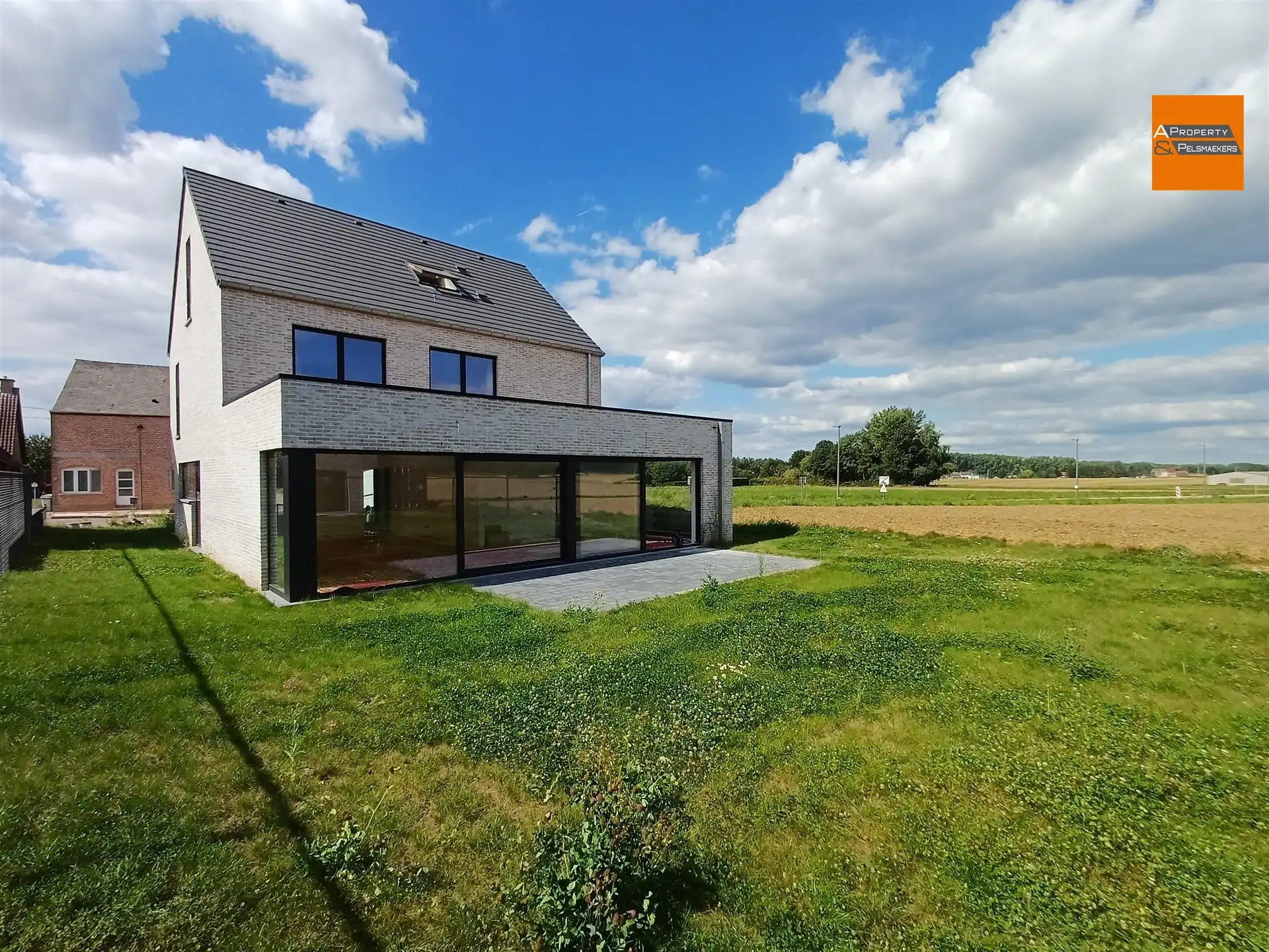 Nieuwbouwwoning met 4 slaapkamers en prachtig zicht op velden en bos foto {{pictureIndex}}