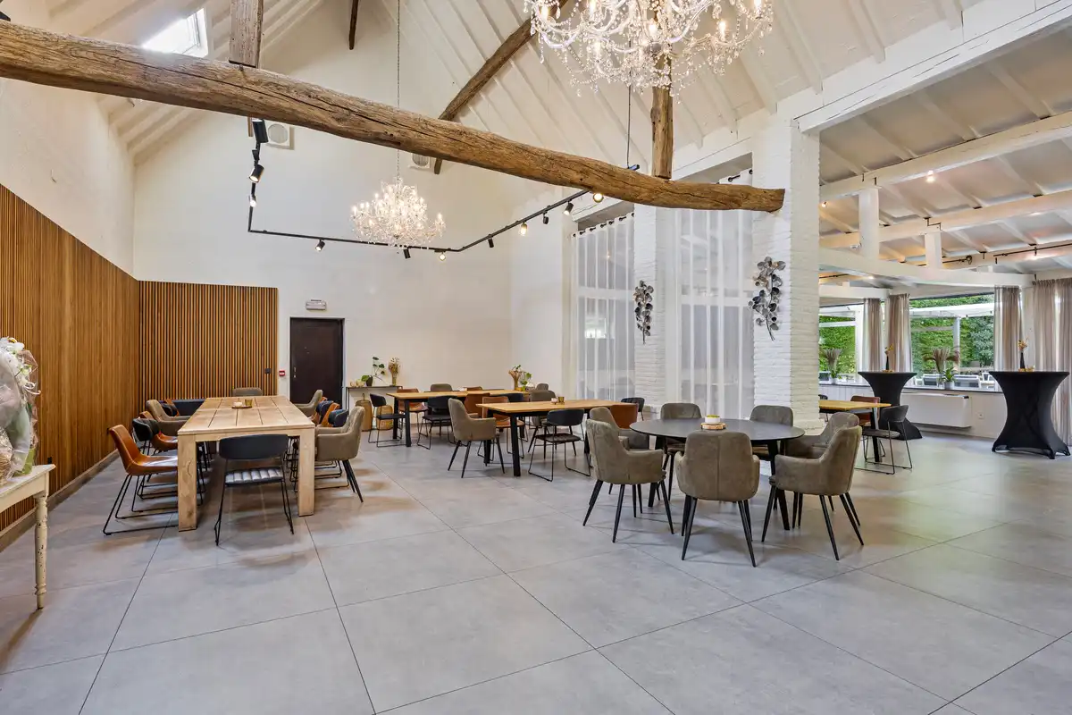 Exclusieve kans: Charmante vierkantshoeve te Diepenbeek – veelzijdige handelszaak met karakter foto 3