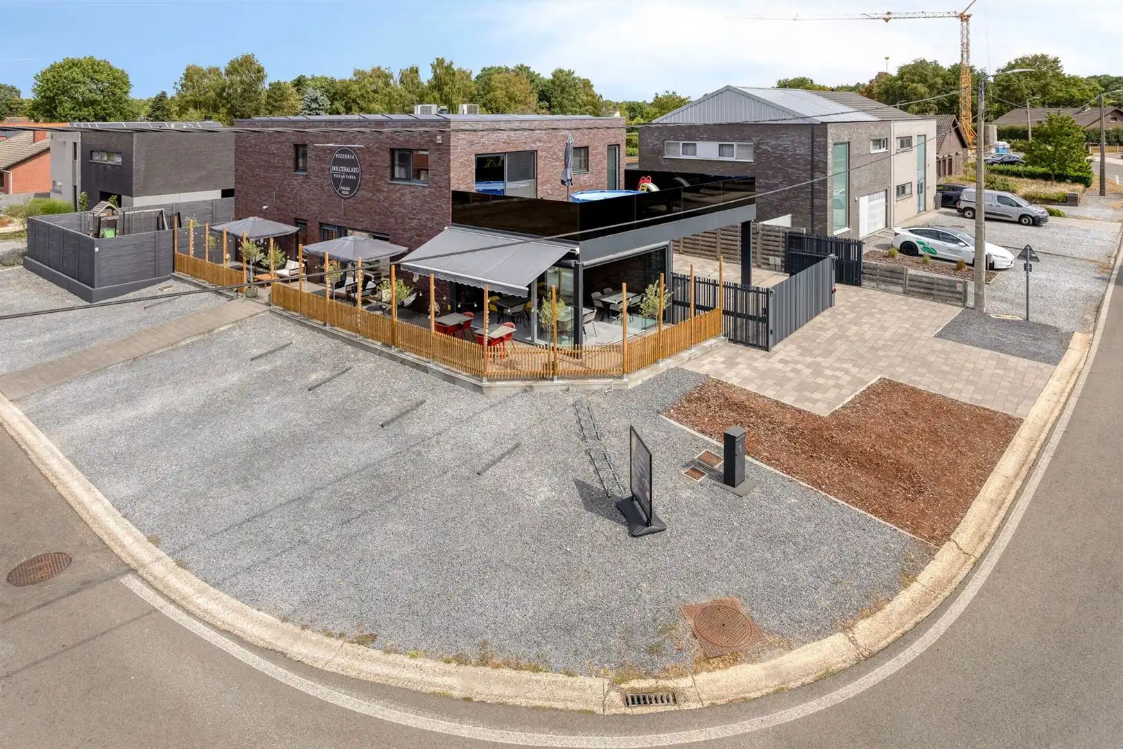 TE KOOP: Modern handelshuis met eindeloze mogelijkheden in Koersel! foto {{pictureIndex}}