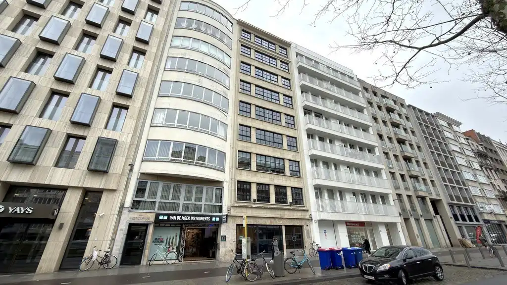 Lichtrijk kantoor te huur aan de Leien in Antwerpen foto {{pictureIndex}}