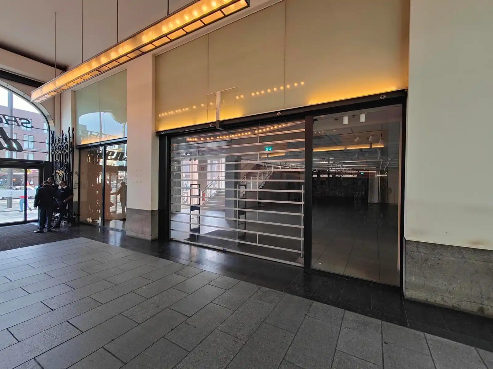 Shopping Center den Tir foto 2