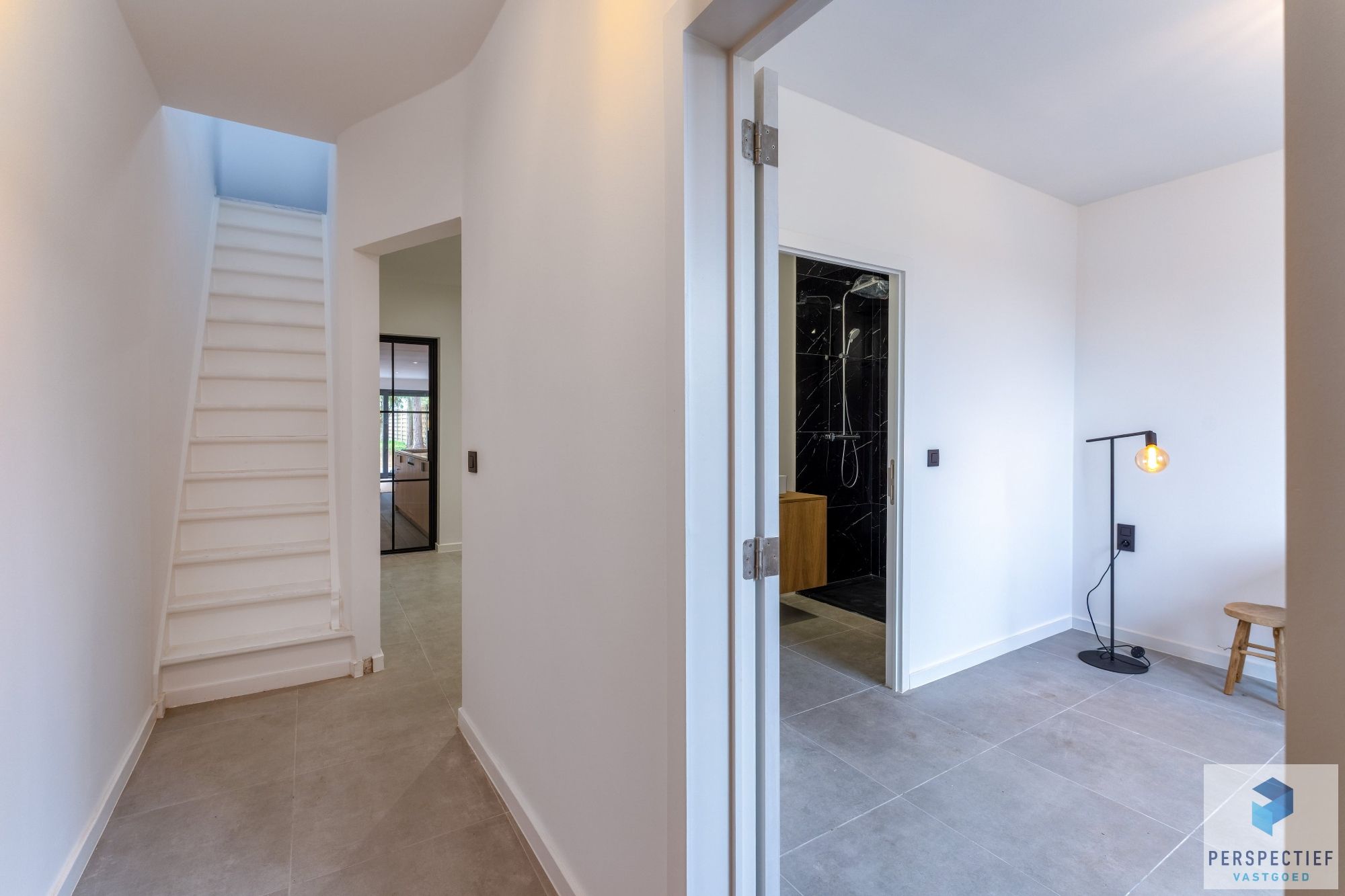 Stijlvol gerenoveerde woning met tuin op toplocatie foto 12