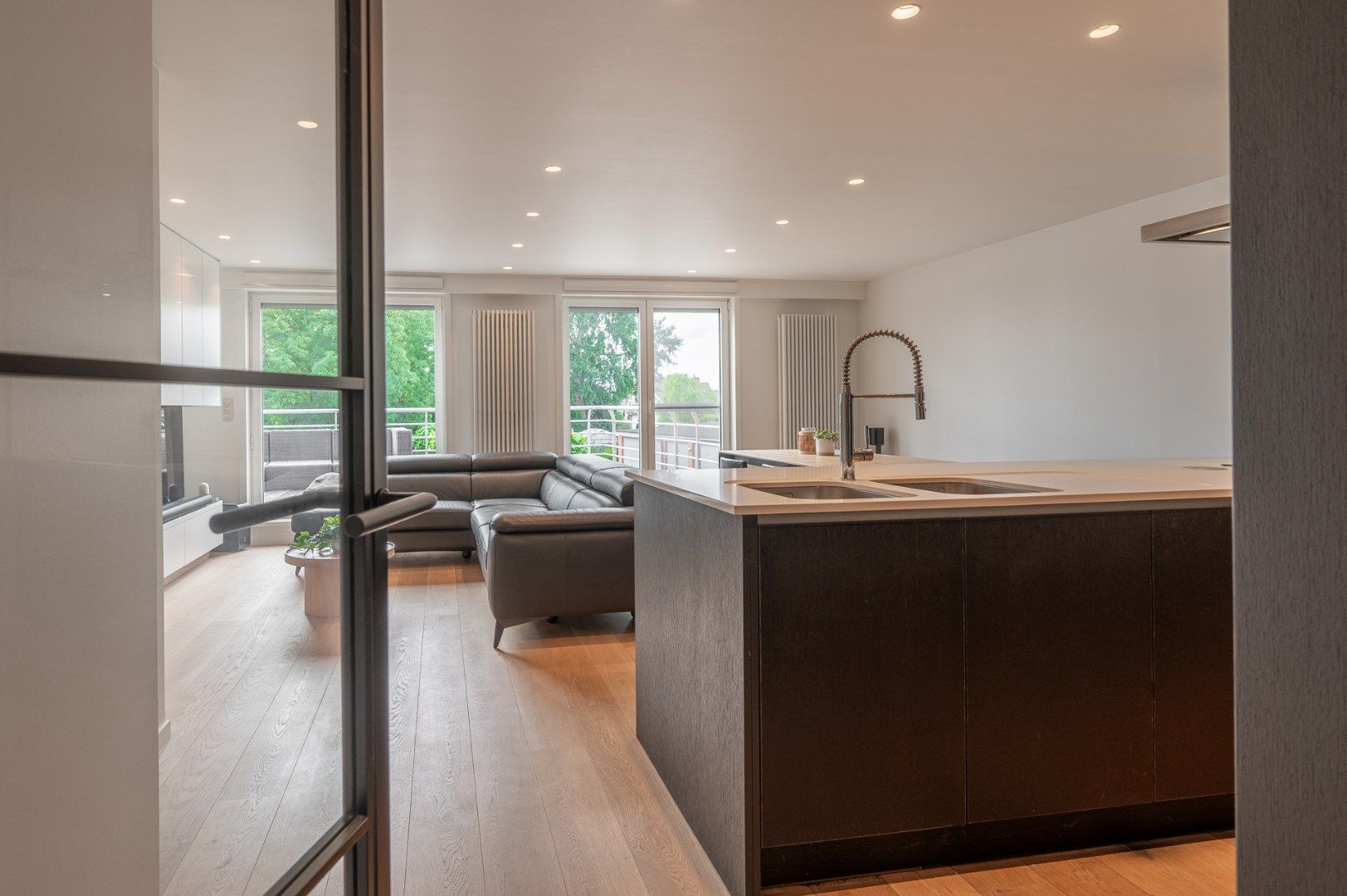 Mooi appartement met 2 slaapkamers en groot terras. foto {{pictureIndex}}