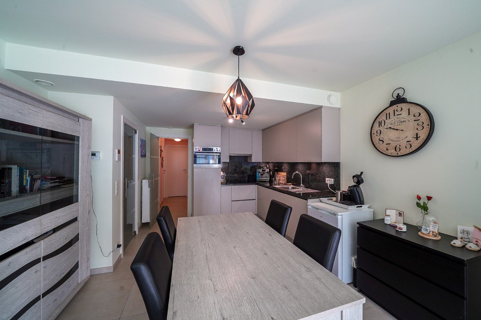 Instapklaar 2-slaapkamer appartement met voortuin en terras foto 6