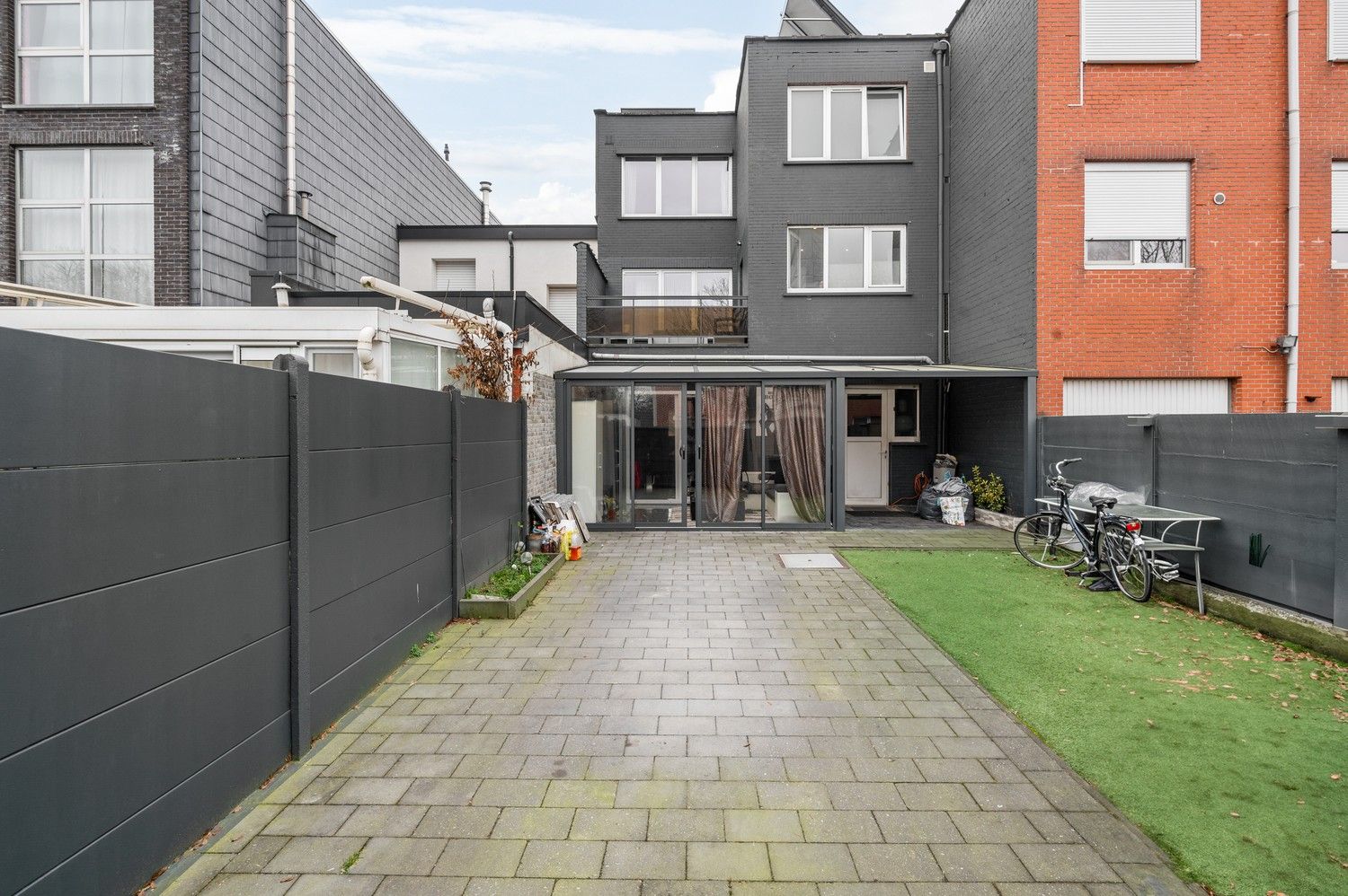 Ruime woning met studio, terras en tuin te koop in Wommelgem! foto 5