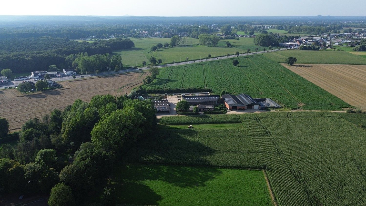 Prachtige boerderij op 1,4 hectare grond in Rekem/Lanaken foto {{pictureIndex}}