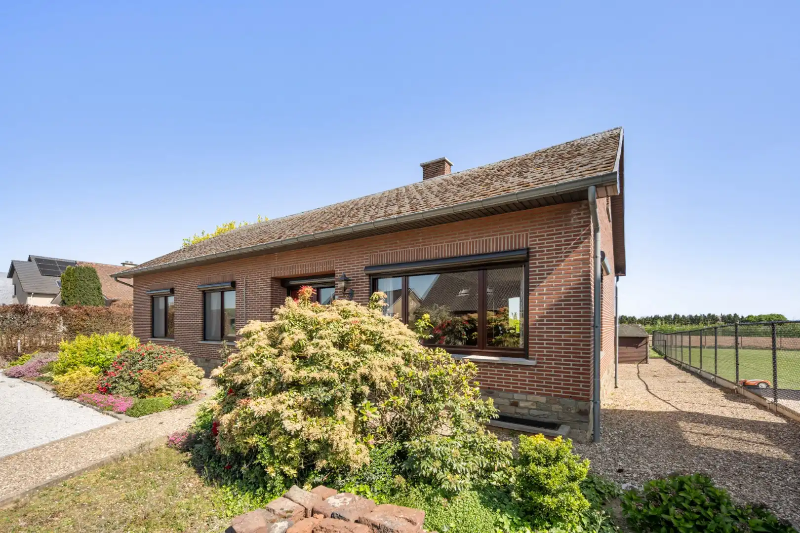 Gelijkvloerse gezinswoning op een ruim perceel van 9a51ca op een rustige locatie met uitzicht op achterliggende weilanden!  foto 3