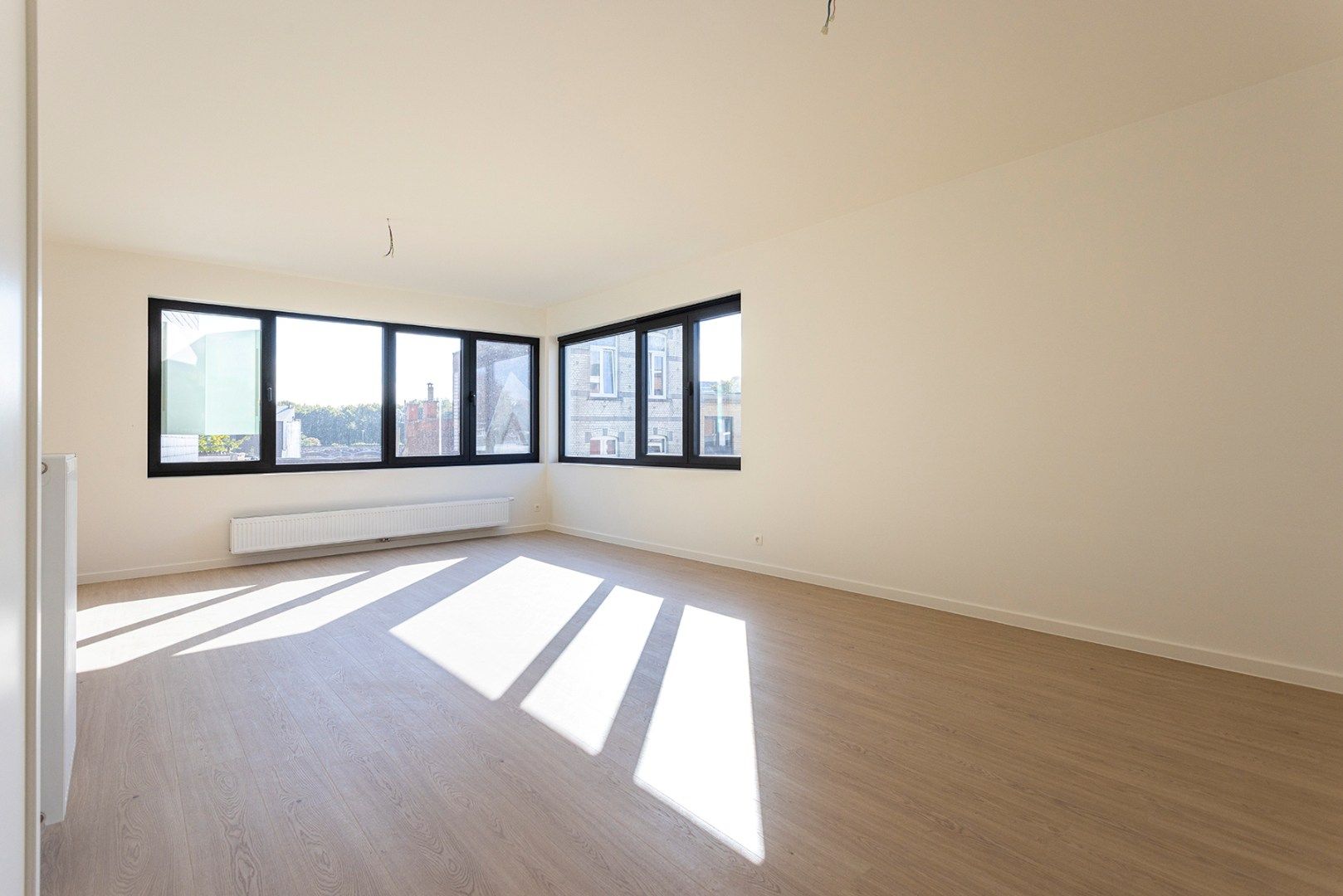 Volledig gerenoveerd (vernieuwbouw) 3-slaapkamer appartement met terras! foto 2