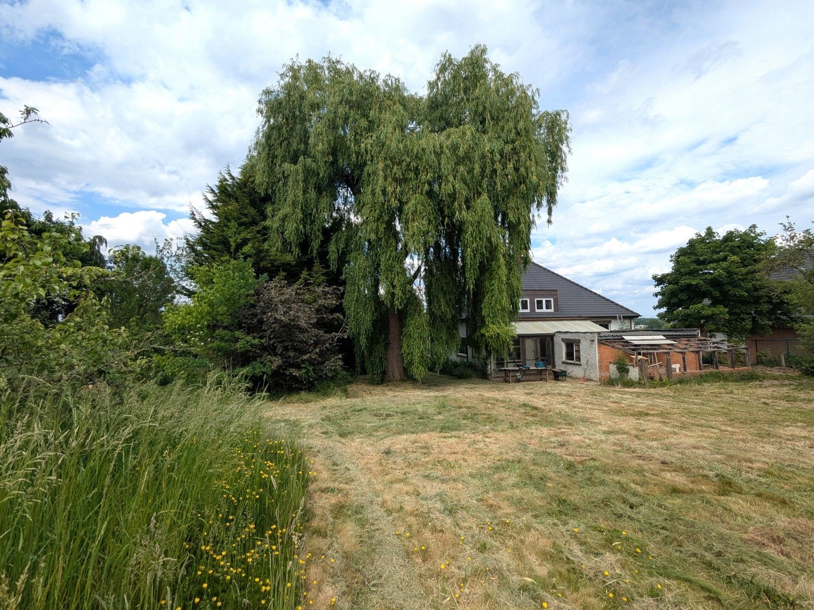 Hoofdfoto van de publicatie: Karaktervolle jaren 70 villa op zuid-gericht perceel 1994m² 