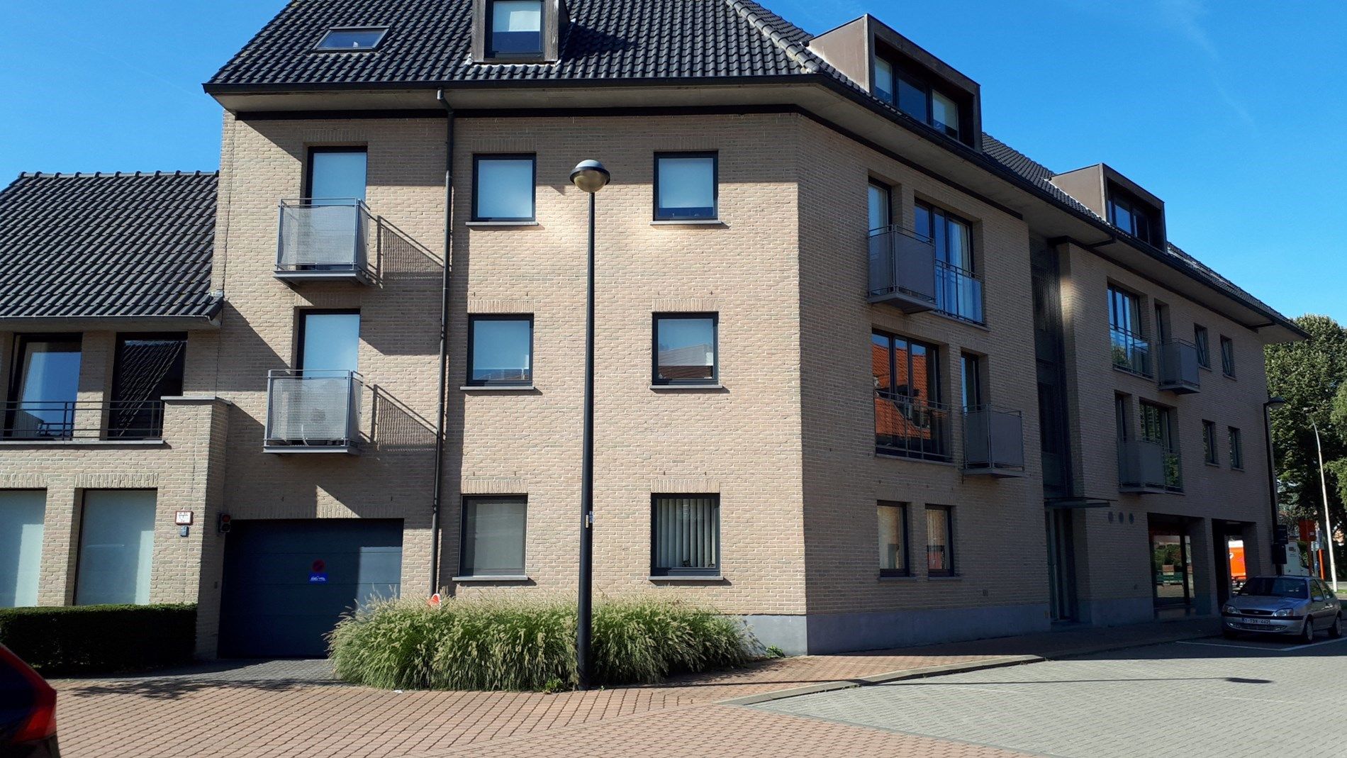 Sint Andries: ruim gelijkvloers appartement met staanplaats foto {{pictureIndex}}