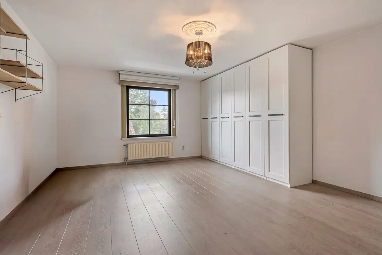 Ruime op te frissen gezinswoning met 4 slaapkamers, dubbele garage en zonnige tuin op 1.595 m² foto 8