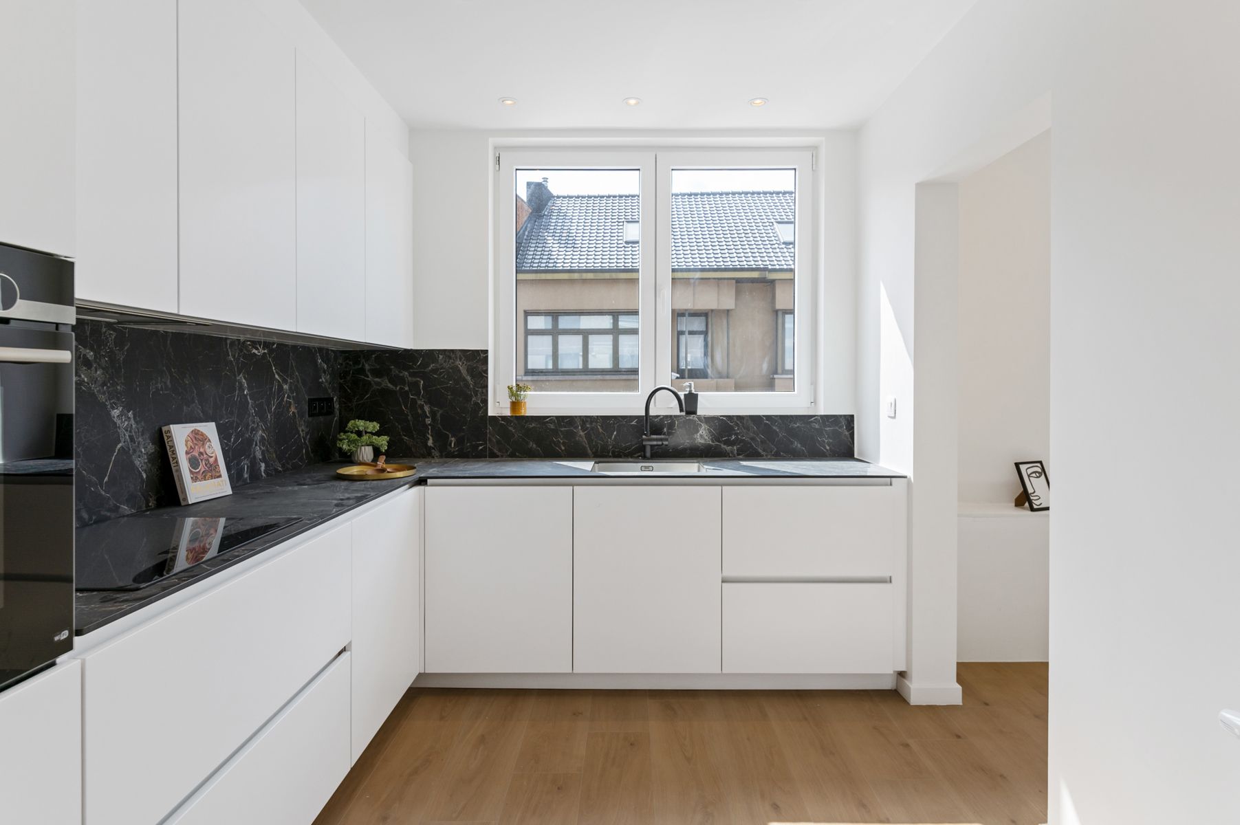 Gerenoveerd appartement met drie slaapkamers in centrum foto 12