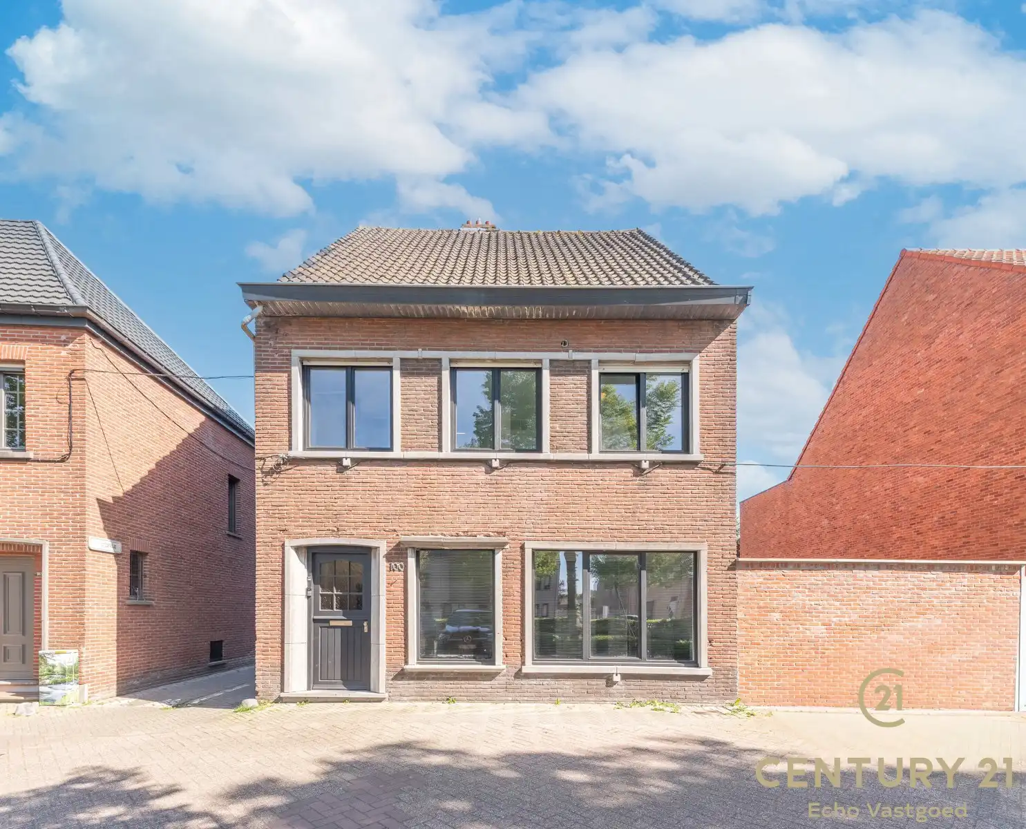 Veelzijdige en ruime centraal gelegen hoekwoning  foto {{pictureIndex}}