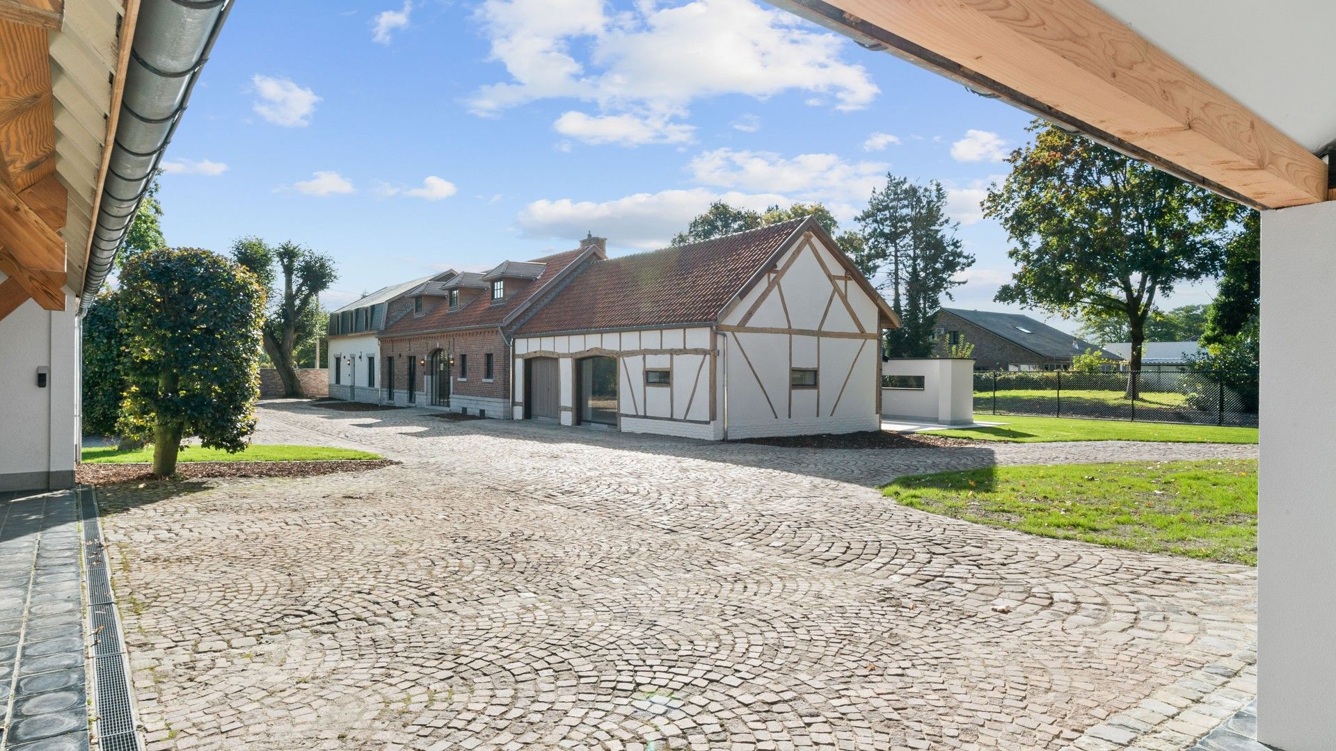 Exclusief landhuis met overdekte piste, buitenpiste en paardenstallen op circa 3 hectare foto 7