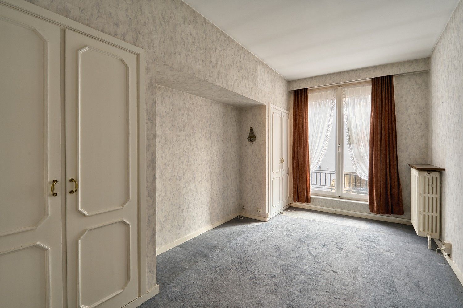 Hartje Brugge  TOP  TOERISTISCHE LIGGING , in de GOUDEN DRIEHOEK, Uitzonderlijk HANDELSPAND ( gevelbreedte 11 meter)                          LICHTRIJKE WINKELRUIMTE ,uitgevend op  Exclusieve STADSPATIO met overdekte rondgang van 105m²+ GARAGE van 30 m² UNIEK  IN BRUGGE op dergelijke ligging ! ERBOVEN lichtrijk ruim APPARTEMENT met zonneterras, foto 24