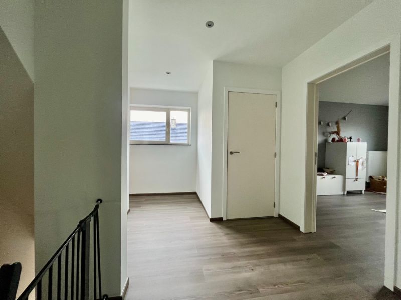 RECENTE WONING MET DRIE SLAAPKAMERS - ZONOVERGOTEN TUIN EN GARAGE foto 6