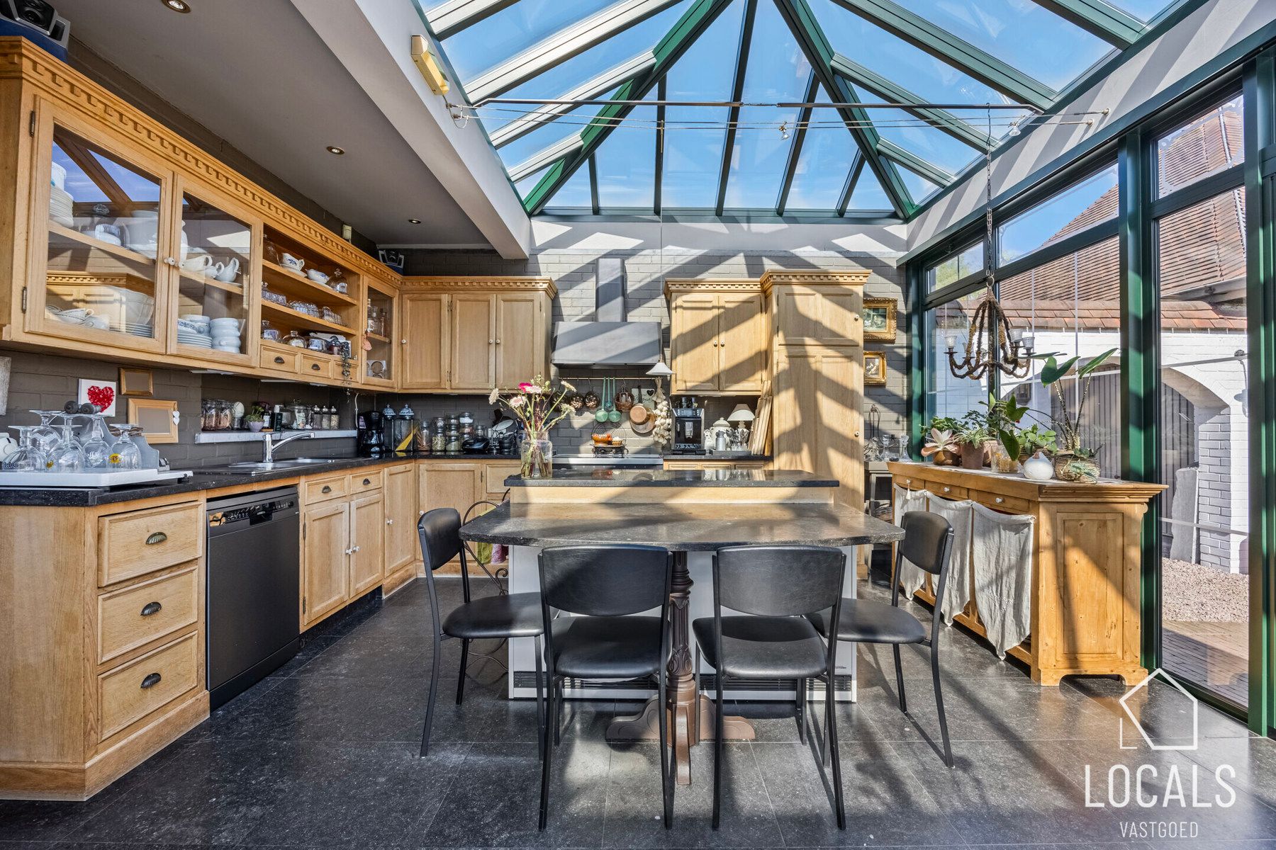 Tijdloze villa in doodlopende straat aan het bos foto 13