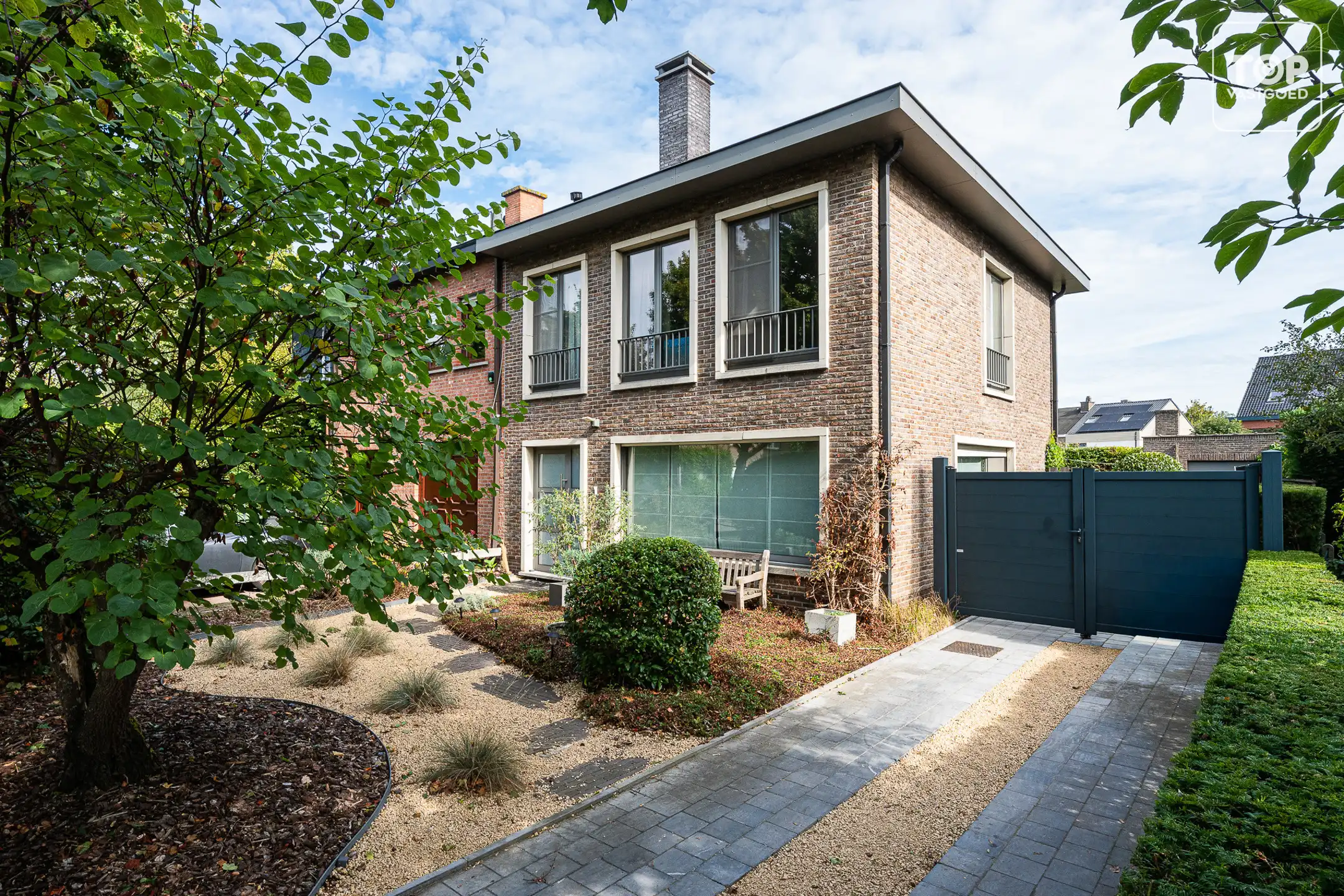 Instapklare halfopen woning met 4 slaapkamers, garage en mooie tuin foto 2