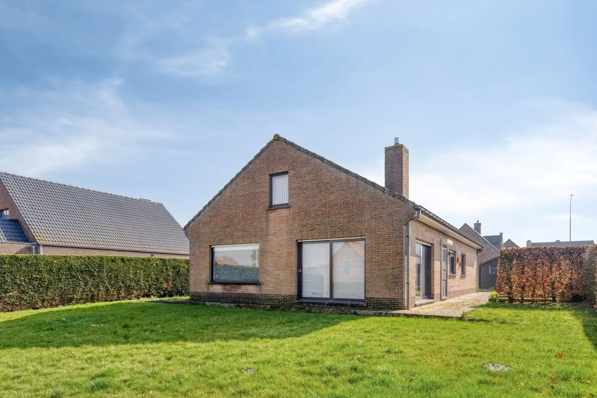 Vrijstaande woning, rustig gelegen,  met garage en tuin. foto {{pictureIndex}}