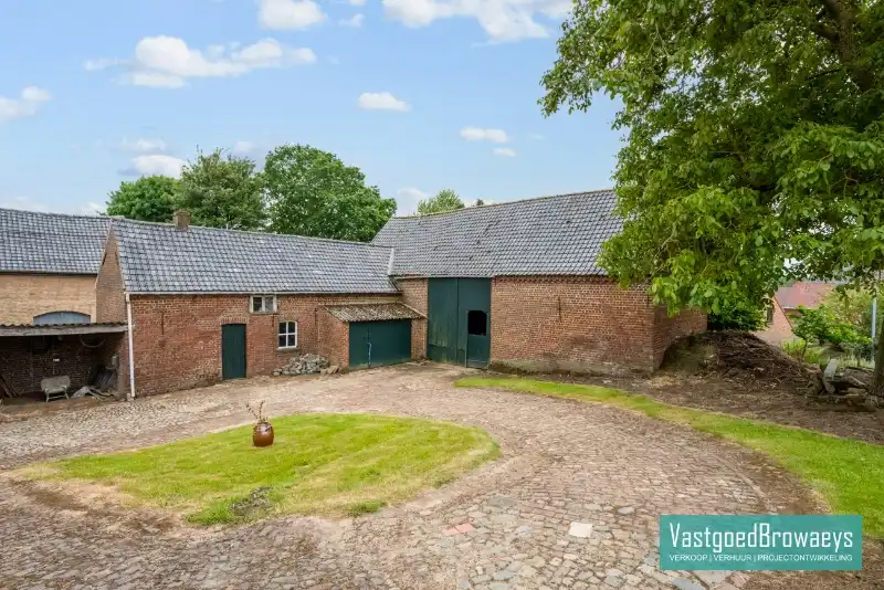 Authentieke hoeve met bijgebouwen en aangename tuin midden in een oase van groen foto 2
