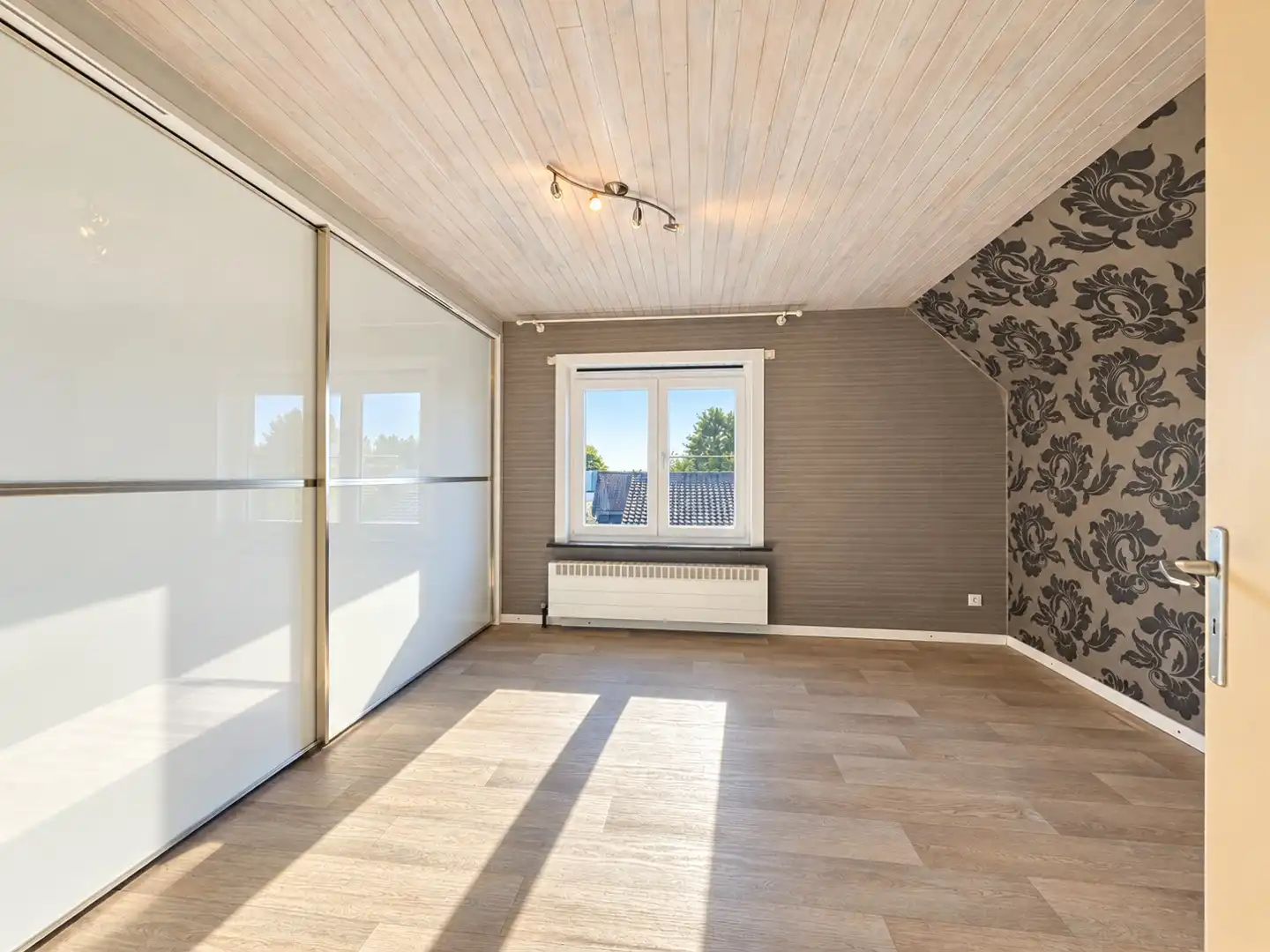 Ruime gezinswoning met 3 slaapkamers,  2 garages en tuin foto 8