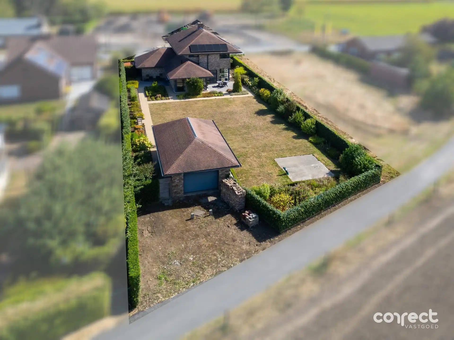 Ruime villa met zongerichte tuin. foto {{pictureIndex}}