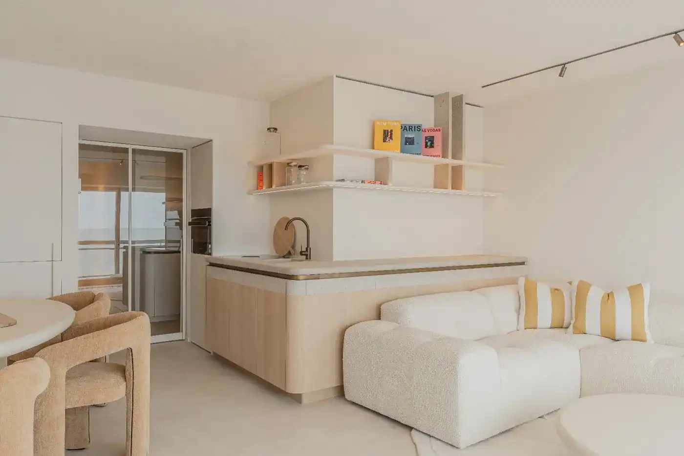 Uitzonderlijk gerenoveerd appartement met schitterende gevelbreedte op de Zeedijk in Knokke foto 2
