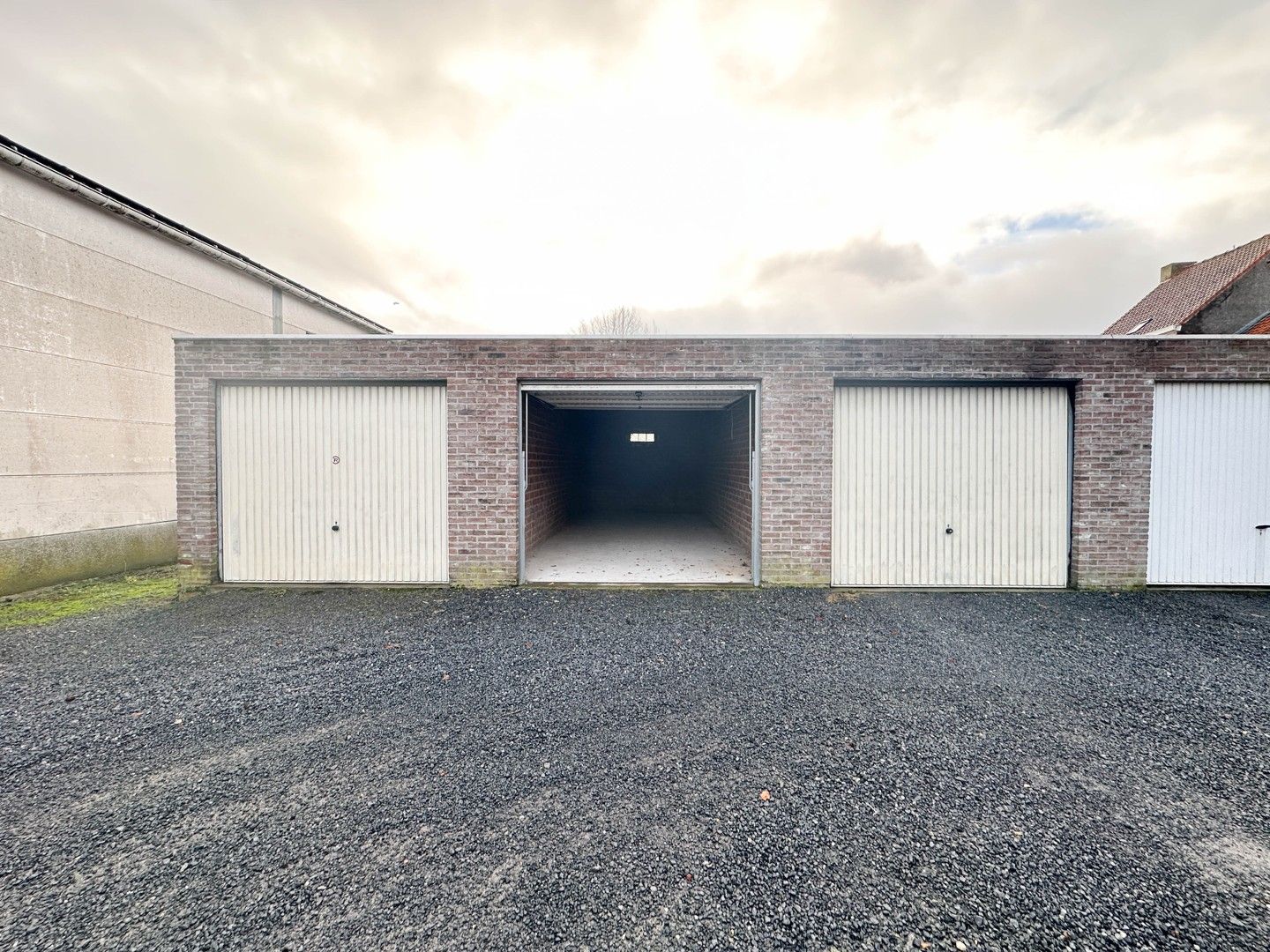 Instapklare HOB met twee slaapkamers & garage te Aalbeke! foto 14
