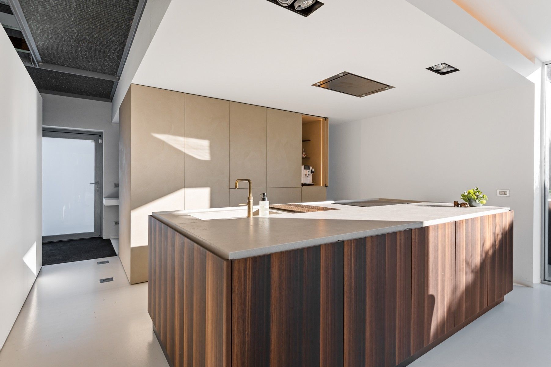 Zeer moderne woning met hoogwaardig afgewerkte binnen- en buitenruimte. foto 7