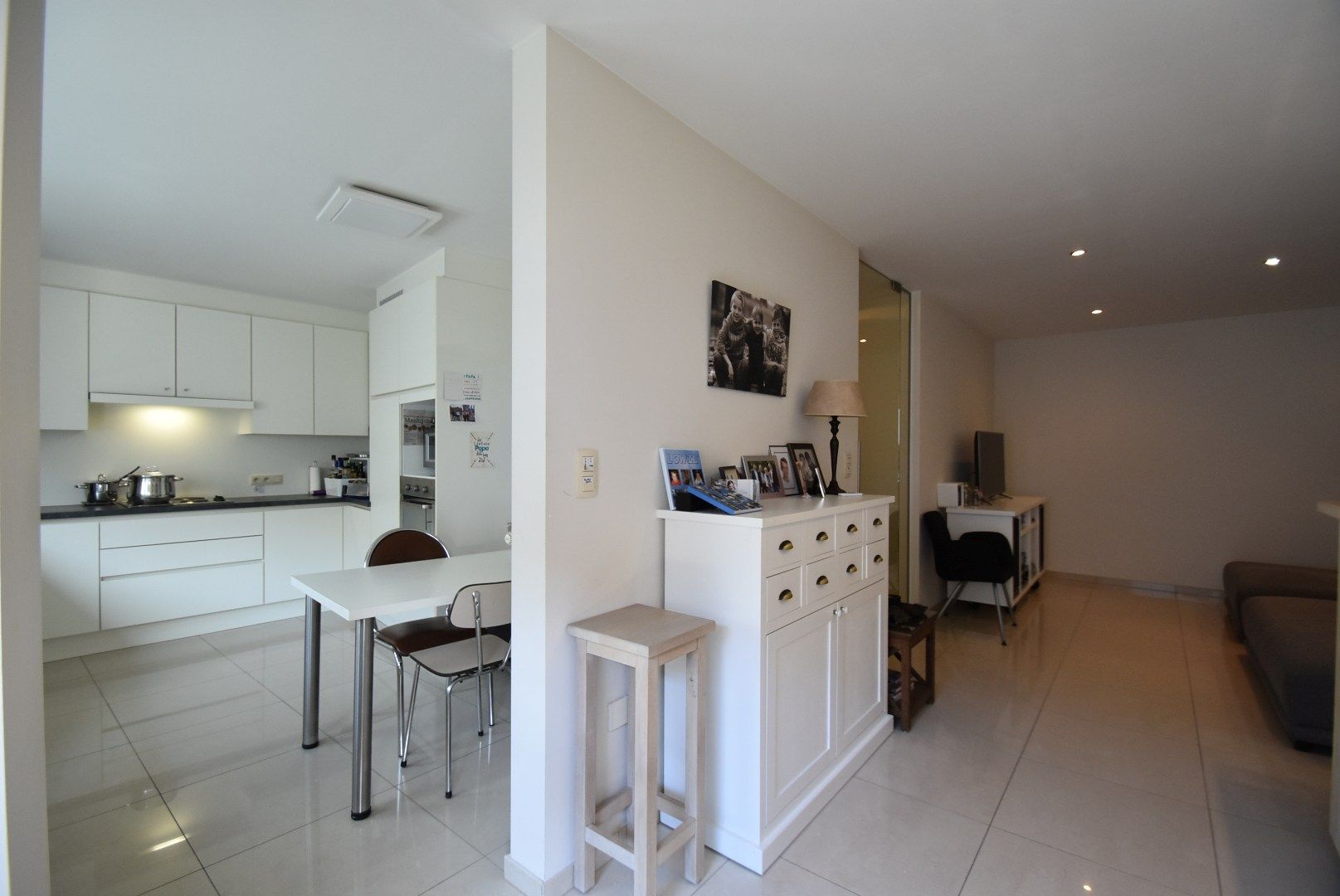 Zeer nette en ruime stadswoning/duplex-appartement met inpandige garage in hartje Bilzen foto 2