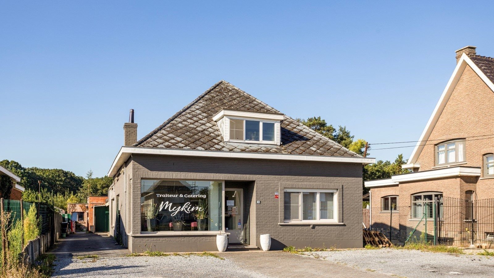 Ruime woning met 4 kmrs, 2 badk en grote opslagruimte te BEGIJNENDIJK foto 2