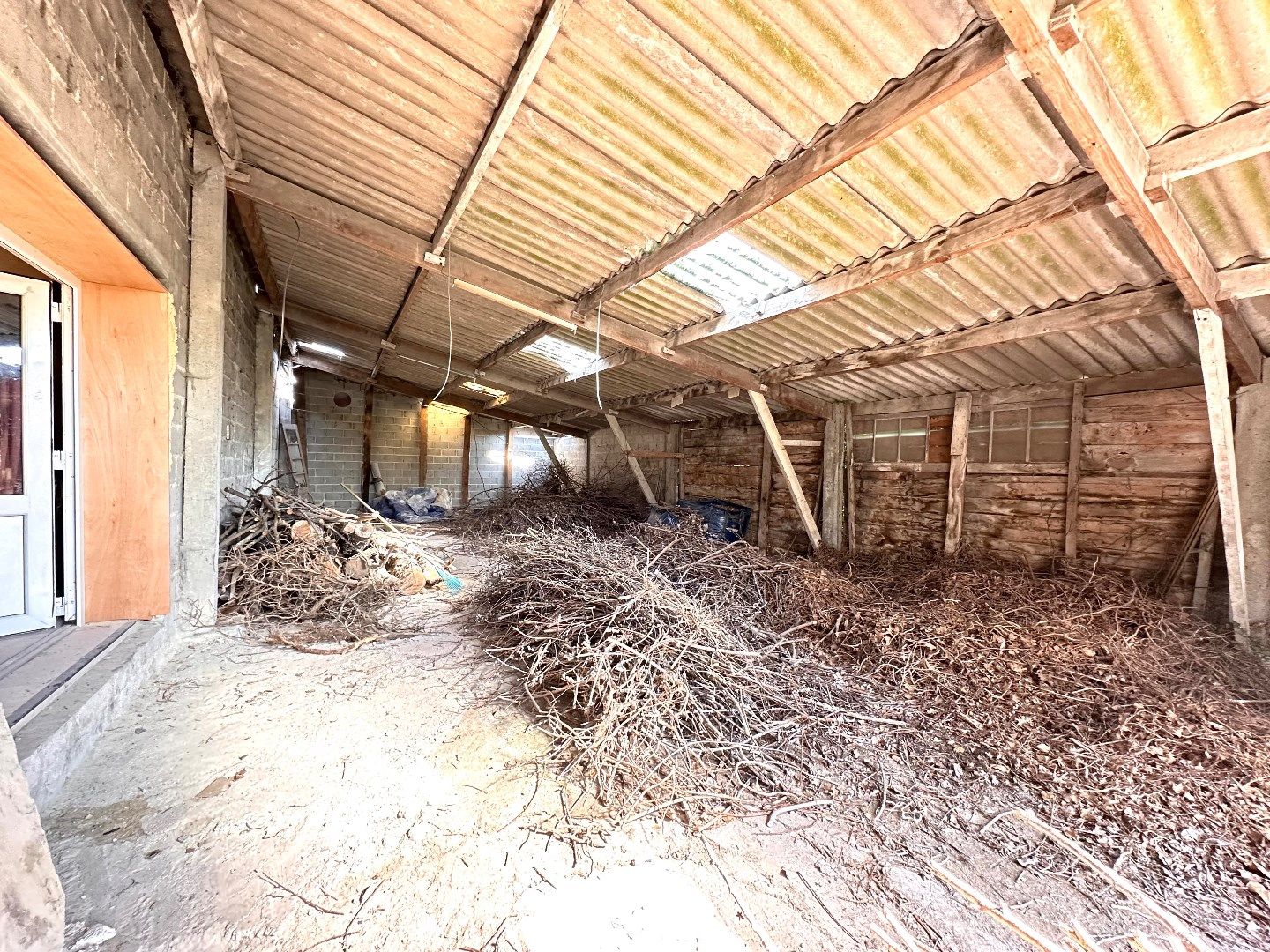 Ruim handelspand met magazijnen, loods, bureelruimte en tuin foto 27