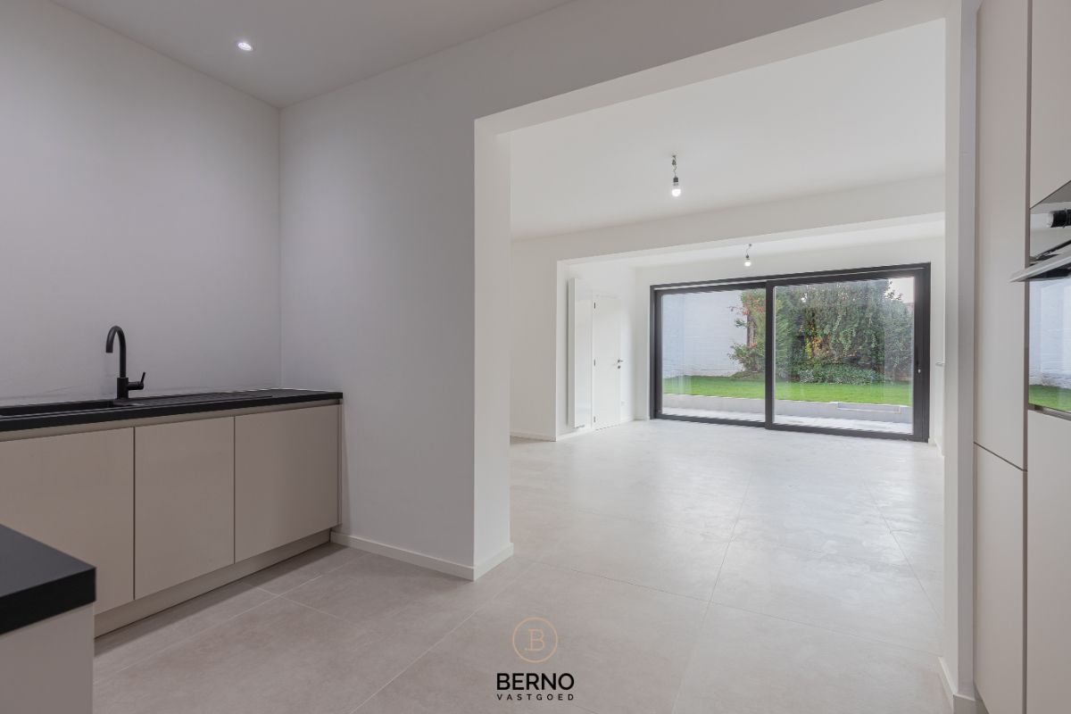 Vernieuwbouw woning met tuin foto 7