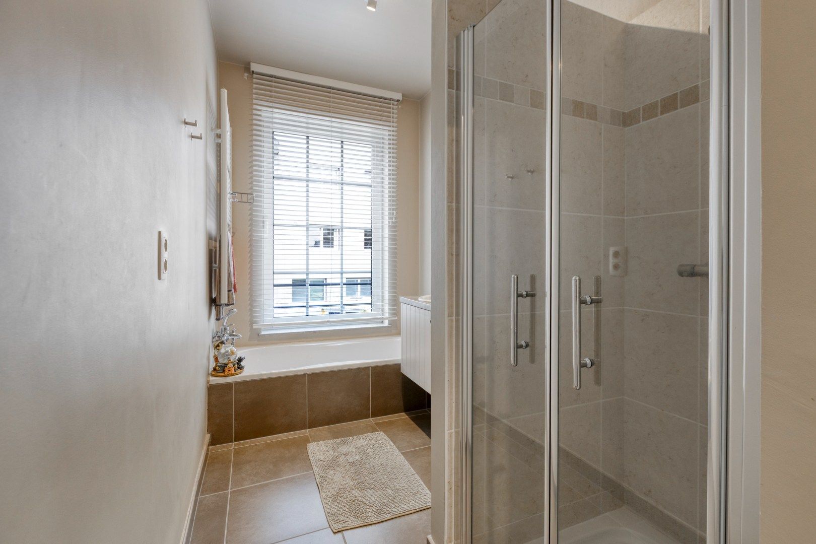 Ruim appartement met 2 slpks, parkeerplaats en dubbele garagebox in Mol-centrum ! foto 14