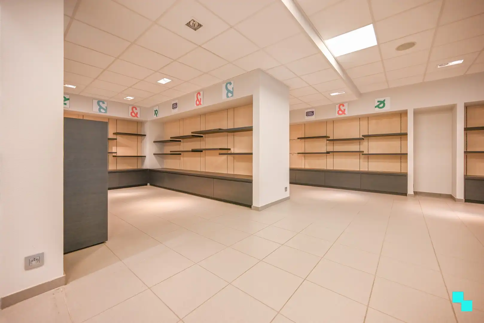 Deels ingerichte handelsruimte op toplocatie te Sint-Andries foto 6