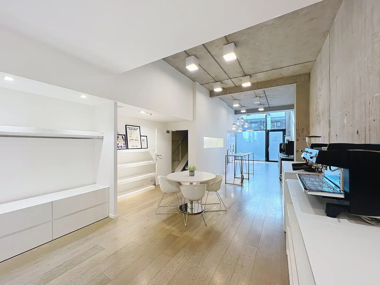 Moderne LICHTRIJKE handelsruimte TE HUUR in de stijlvolle Delaerestraat. foto 5